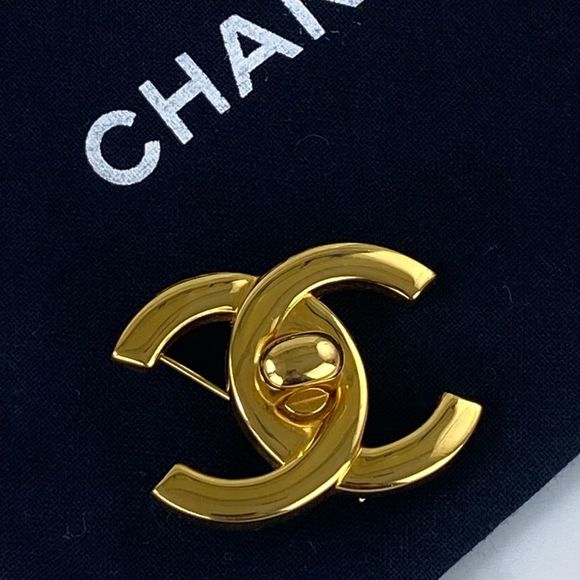 *SOLD* Authentic CHANEL Turnlock Brooch - Picture 2 of 11